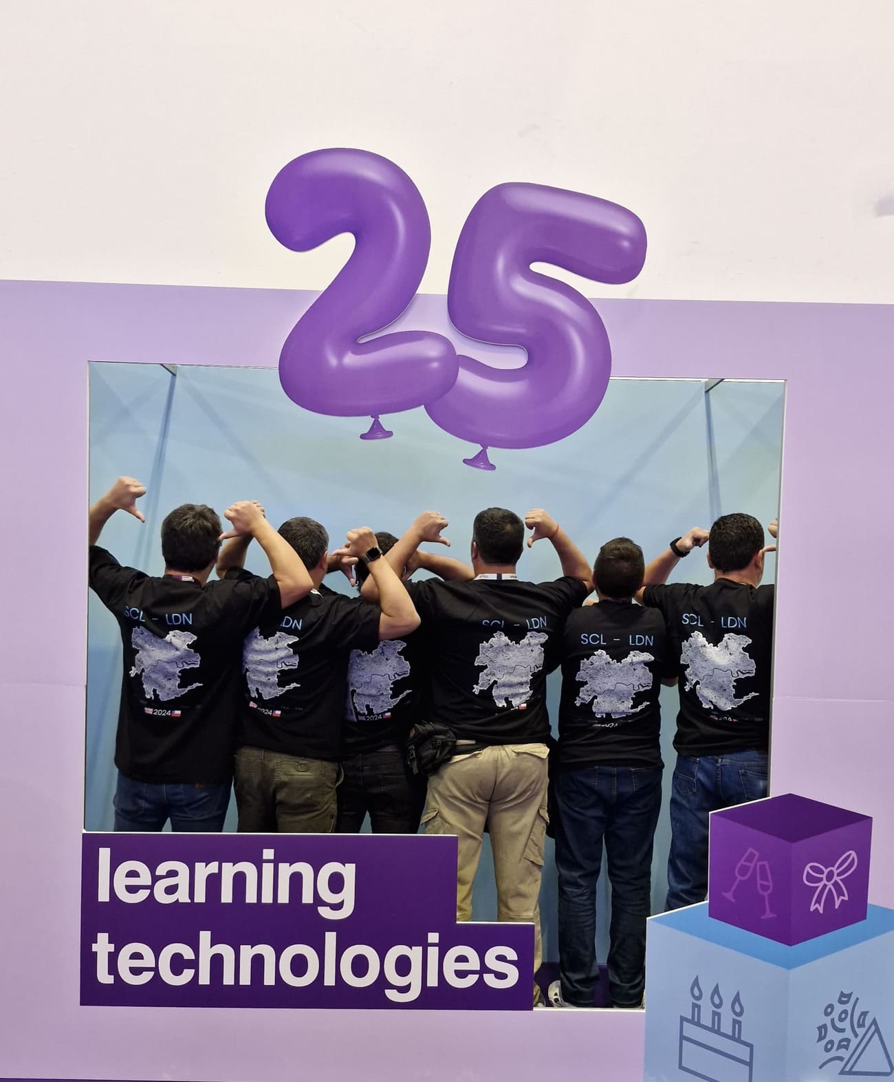 Equipo XP con la polera oficial del viaje