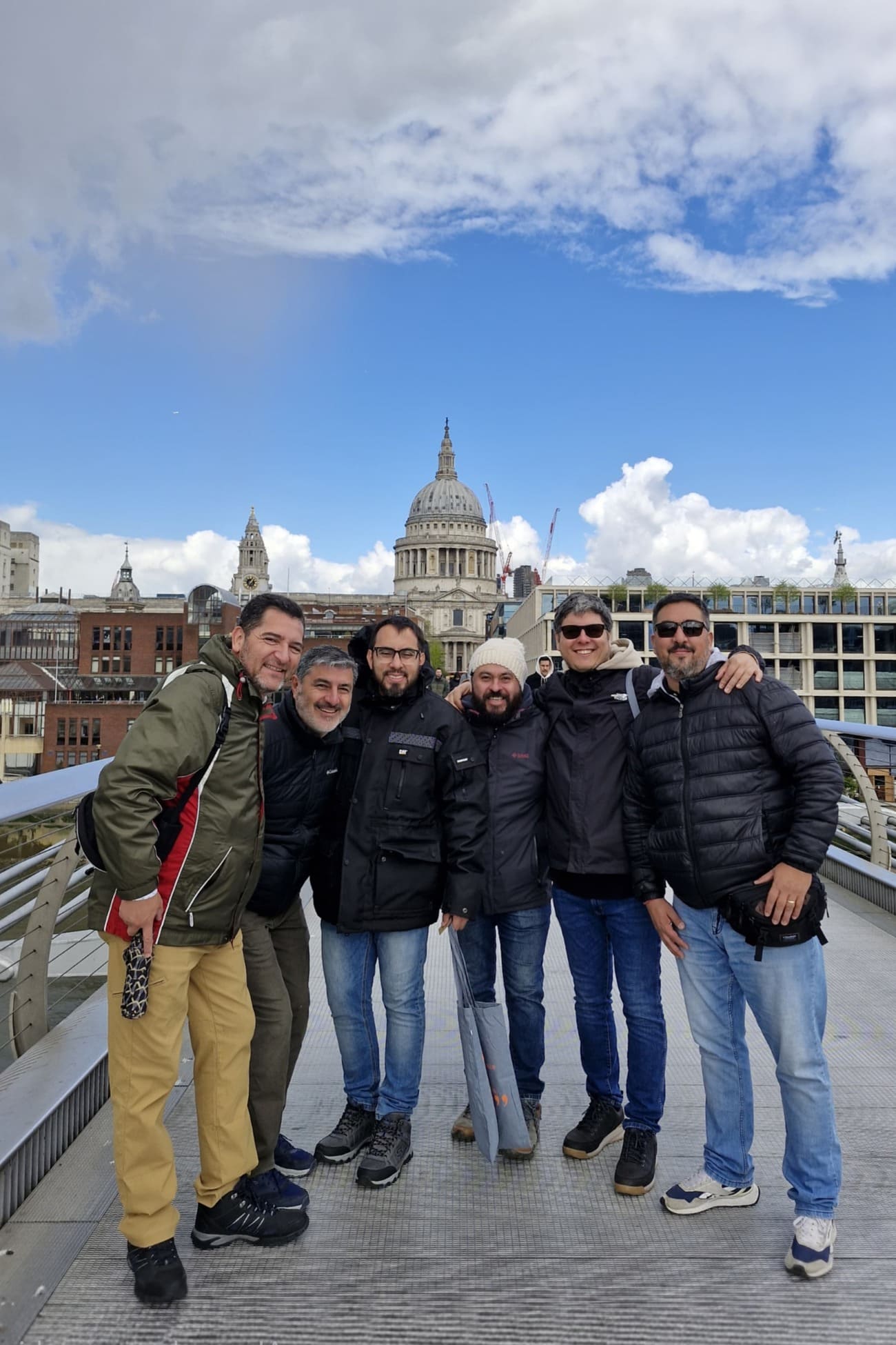 Millennium Bridge con Saint Paul's Cathedral de fondo