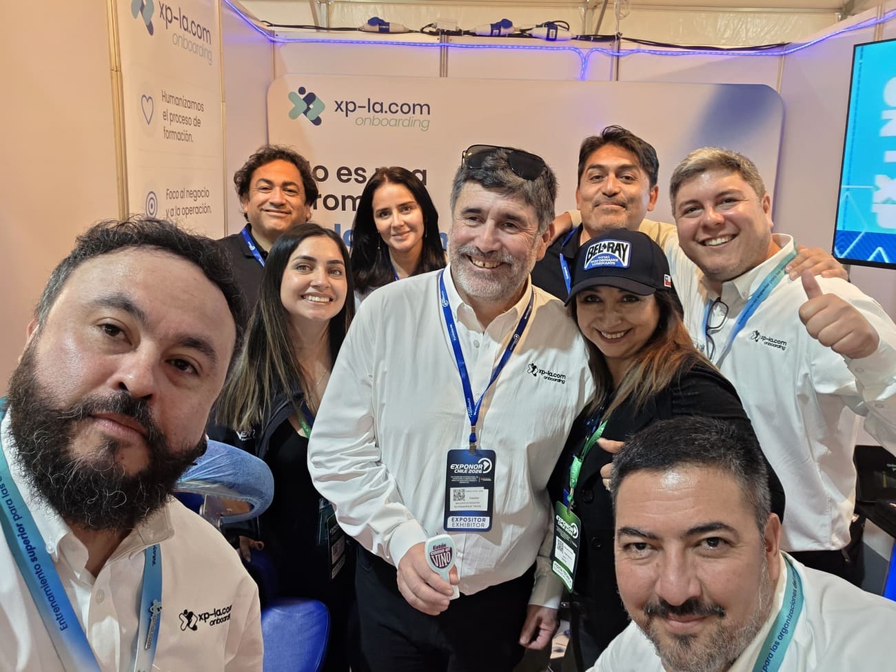 Equipo XP y amigos en celebración de cumpleaños de Ronald Pool