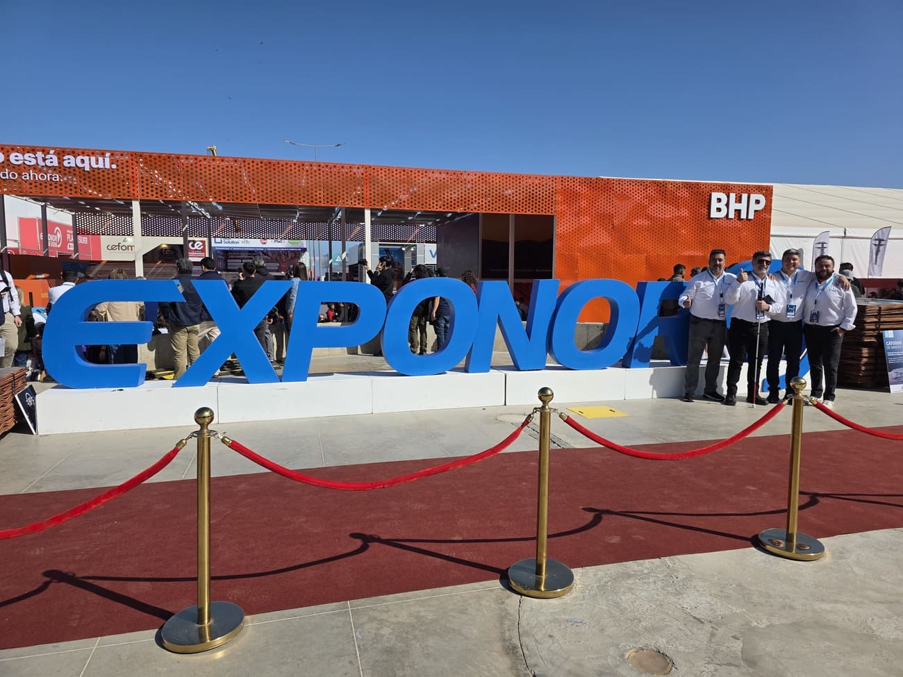 Equipo XP en las letras gigantes de EXPONOR 2026