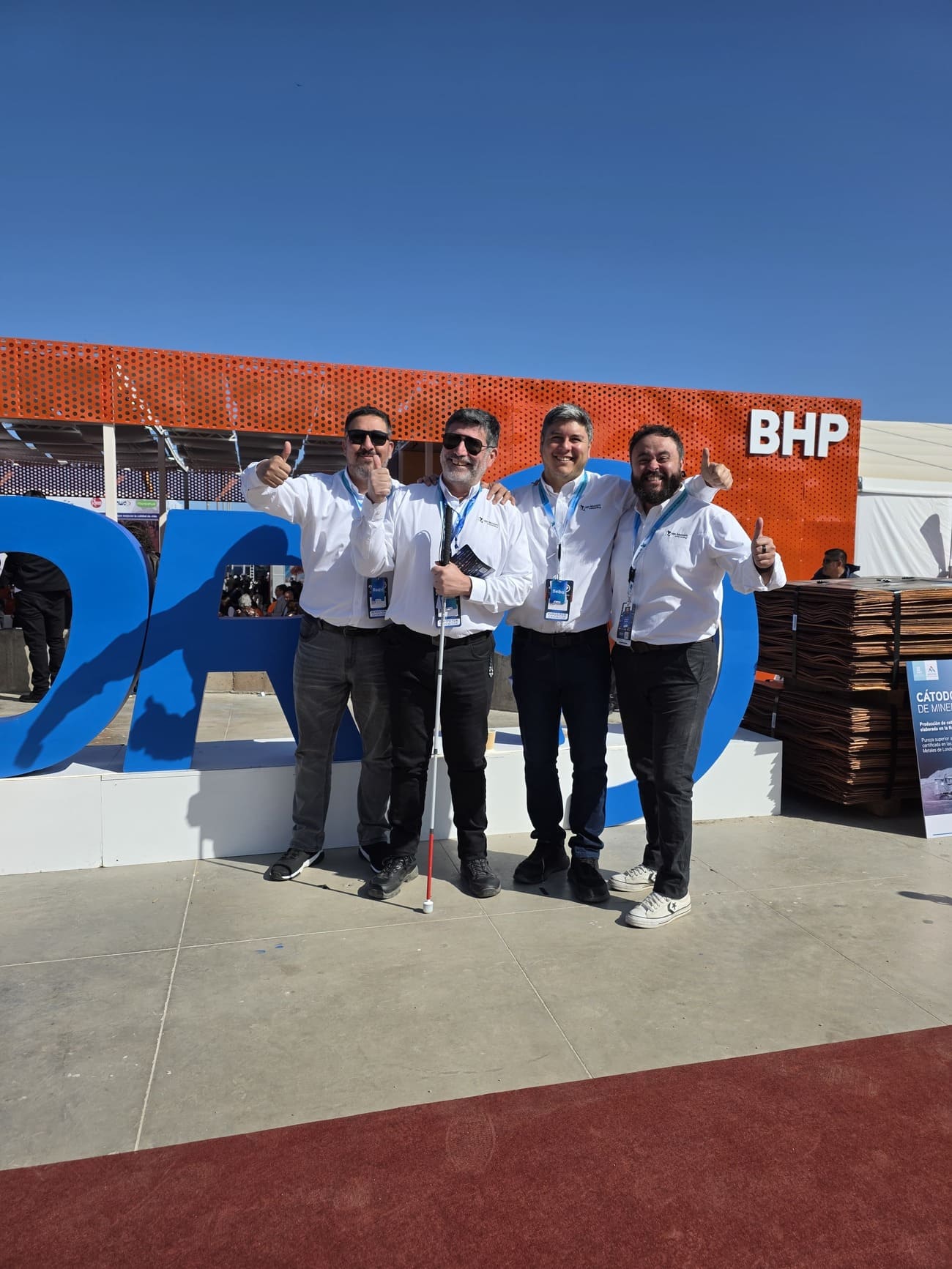 Equipo XP en las letras gigantes de EXPONOR 2026