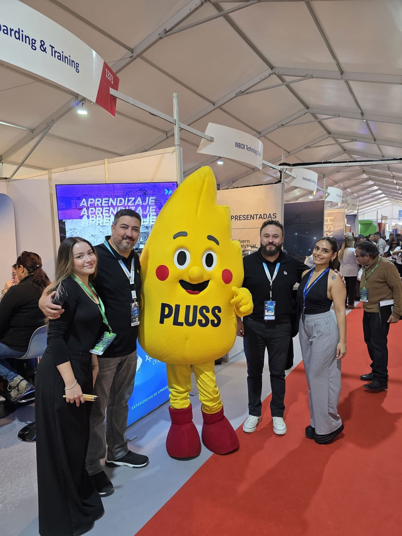 Equipo XP con expositores de otras empresas