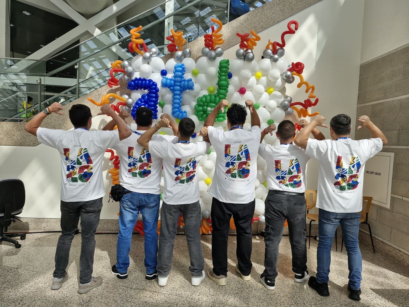 Equipo XP en ATD 2026 con la polera oficial