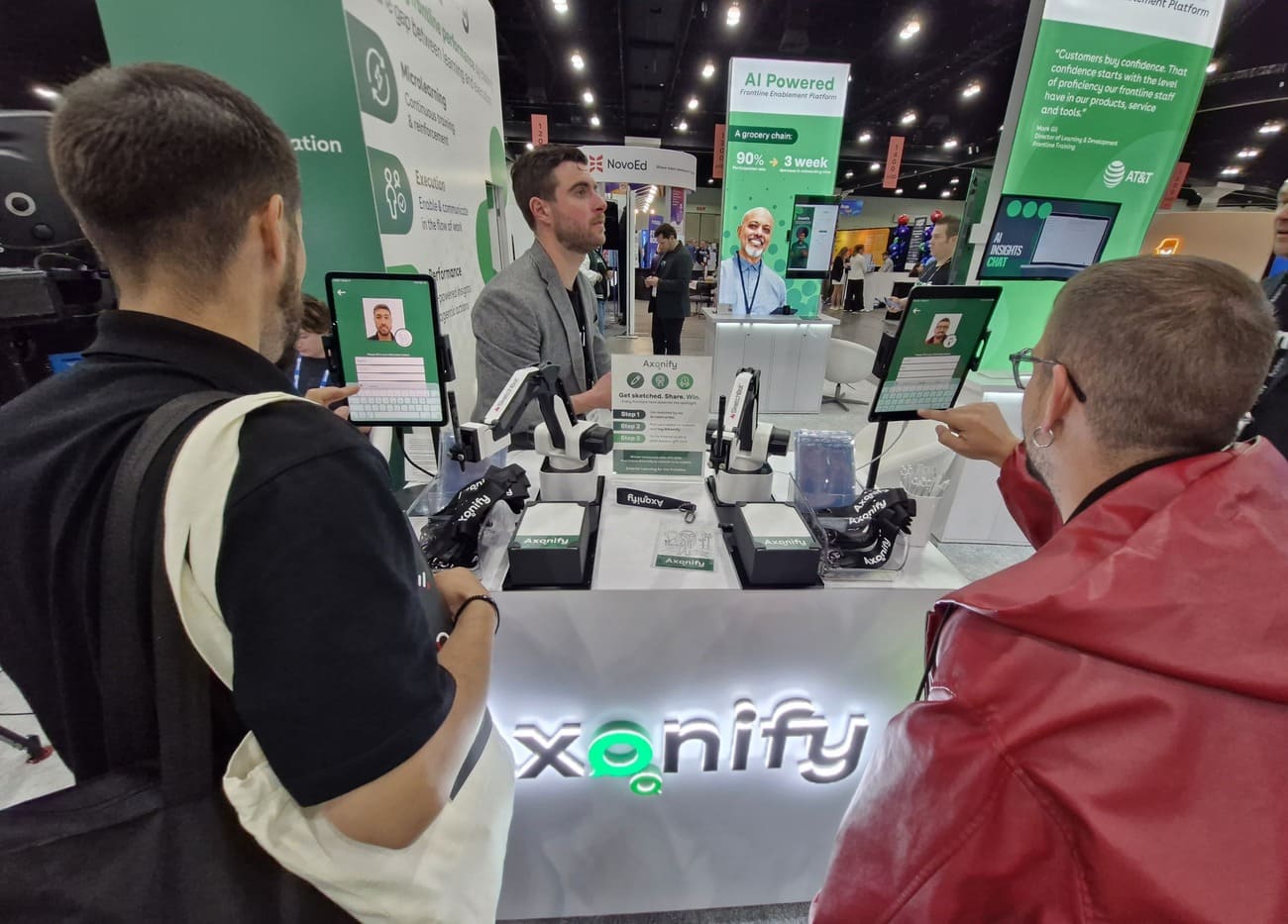 Conociendo expositores en la EXPO de ATD