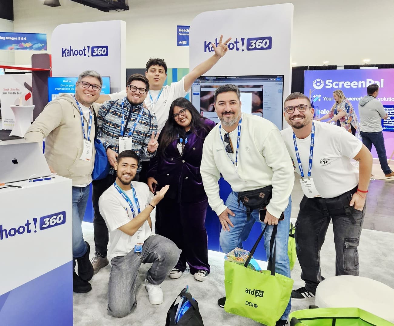 Equipo XP en el stand de Kahoot
